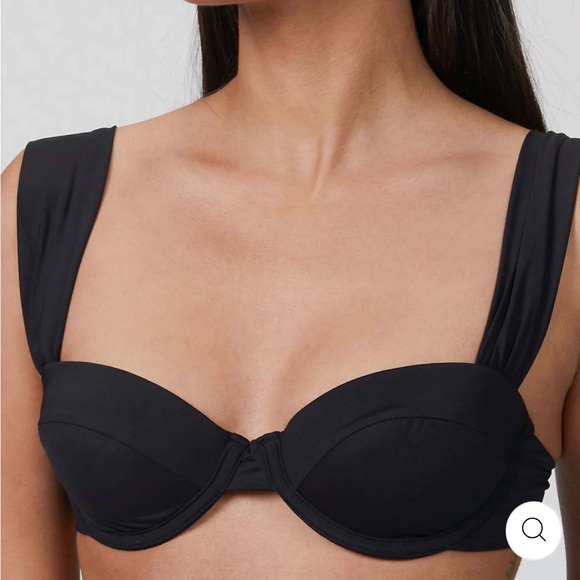 WEWOREWHAT Claudia Top in Black - Picture 4 of 15